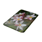 ピンクおよび白いプルメリア バスマット (アングル)