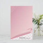 ピンクおよび白い水玉模様のカスタムの文房具 便箋 (スタンド正面)