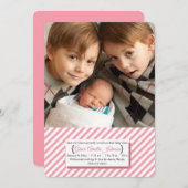 ピンクおよび白のストライプの写真の誕生の発表 案内状 (正面/裏面)