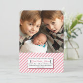 ピンクおよび白のストライプの写真の誕生の発表 案内状 (スタンド正面)