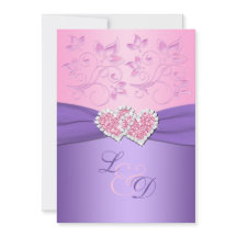 ピンクおよび紫色によって結合されるハートのモノグラムの招待状