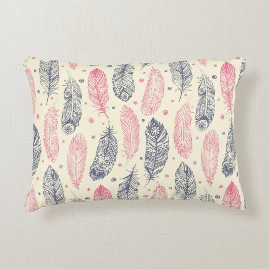 ピンクおよび紫色の民族の羽パターン アクセントクッション (正面)