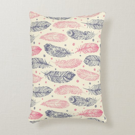 ピンクおよび紫色の民族の羽パターン アクセントクッション (正面(垂直))