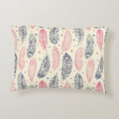 ピンクおよび紫色の民族の羽パターン アクセントクッション (裏面)