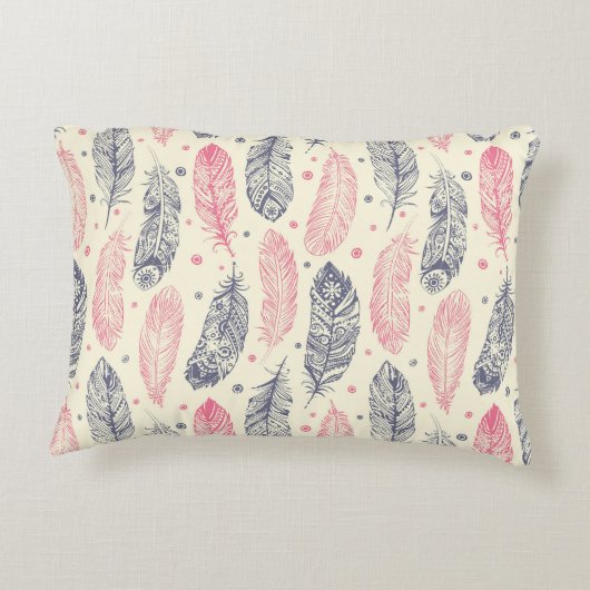 ピンクおよび紫色の民族の羽パターン アクセントクッション (裏面)
