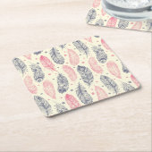 ピンクおよび紫色の民族の羽パターン スクエアペーパーコースター (アングル)