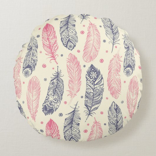 ピンクおよび紫色の民族の羽パターン ラウンドクッション (正面)