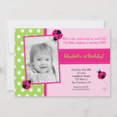 ピンクおよび緑のてんとう虫のバースデーパーティ招待状 招待状 (正面)