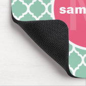 ピンクおよび緑のクローバーのモノグラム マウスパッド (コーナー)