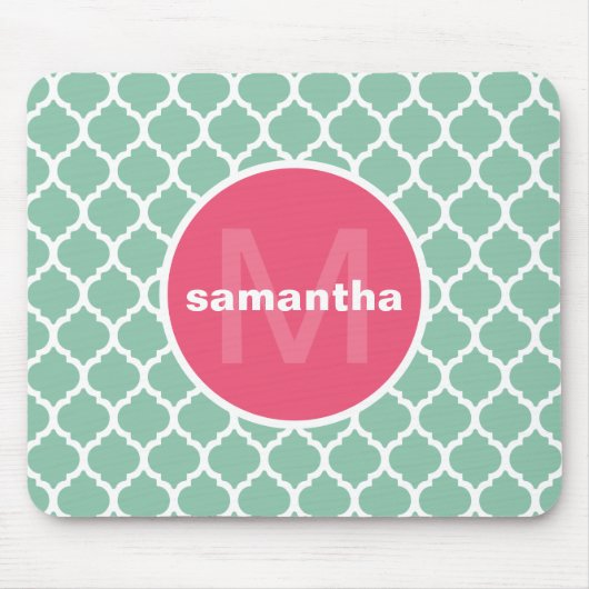 ピンクおよび緑のクローバーのモノグラム マウスパッド (正面)