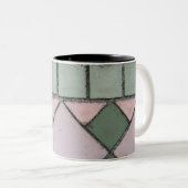 ピンクおよび緑の形 ツートーンマグカップ (正面右)