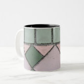 ピンクおよび緑の形 ツートーンマグカップ (正面左)