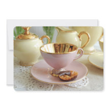 ピンクおよび金ゴールドのティーカップの茶パーティの招待状