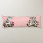 ピンクおよび金ゴールドの不思議の国のキャラクターのアリス ボディピロー (裏面)