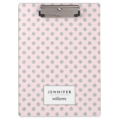 ピンクおよび銀製のフェイクなグリッターはパーソナライズに点を打ちます クリップボード (正面)
