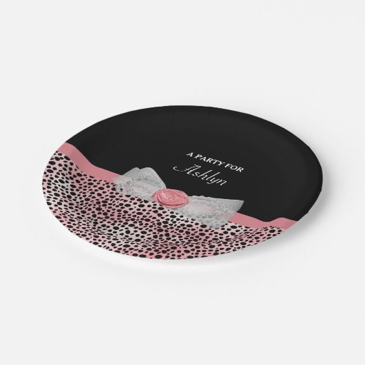 ピンクおよび黒いチータのプリントのかわいい弓パーティーの名前 ペーパープレート (アングル)