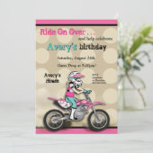 ピンクおよび黒い女の子の土のバイクのライダー 招待状 (スタンド正面)