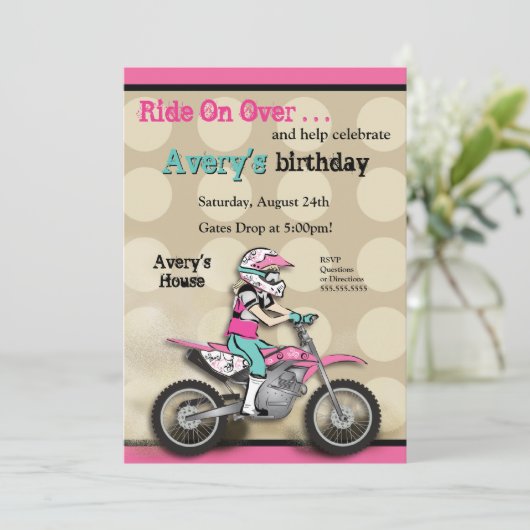 ピンクおよび黒い女の子の土のバイクのライダー 招待状 (スタンド正面)