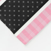 ピンクおよび黒い水玉模様のストライプなパターン フリースブランケット (角)