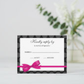 ピンクおよび黒い水玉模様の弓RSVP応答カード 出欠カード (スタンド正面)