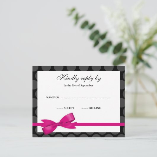 ピンクおよび黒い水玉模様の弓RSVP応答カード 出欠カード (スタンド正面)