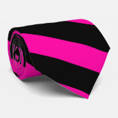 ピンクおよび黒のストライプのな首のタイ ネクタイ (ロール)