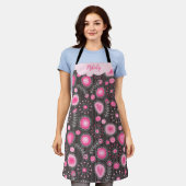 ピンクお洒落の灰色のハートと花のフローラ名 エプロン (着用した状態)