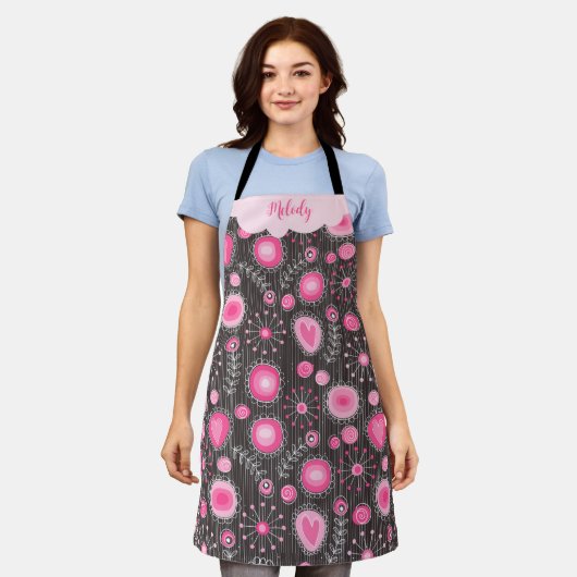 ピンクお洒落の灰色のハートと花のフローラ名 エプロン (着用した状態)