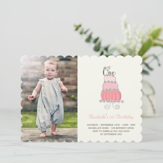 ピンクお洒落ケーキ赤ちゃんガールファースト誕生日写真 招待状 (スタンド正面)