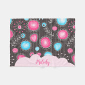 ピンクお洒落ブルーハートと花フローラ名 フリースブランケット (正面(横))