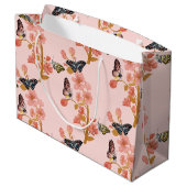 ピンクお洒落ボホバタフライガールベビーシャワー ラージペーパーバッグ (裏面アングル)