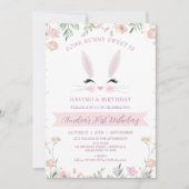 ピンクお洒落ワイルドフラワーズバニーの誕生日 招待状 (正面)