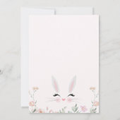 ピンクお洒落ワイルドフラワーズバニーの誕生日 招待状 (裏面)