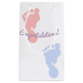 ピンクお祝いおよび青い足跡パターン スモールペーパーバッグ (正面)