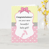 ピンクお祝いおよび黄色い新生児の女の子 カード (黄色い花)