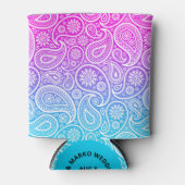 ピンクからブルーの白いペイズリーパターグラデーションン 缶クーラー (正面)