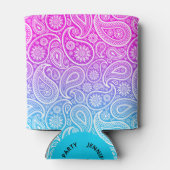 ピンクからブルーの白いペイズリーパターグラデーションン 缶クーラー (裏面)