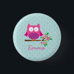 ピンクかわいいフクロウパーソナライズされたボタン 缶バッジ<br><div class="desc">ピンクの花と女パーソナライズされたの子のためのアクアドットのパターンと枝ボタン上のピンクのフクロウ</div>