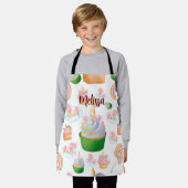 ピンクかわいい水色ベーキングカップケーキユニコーン エプロン (着用した状態)