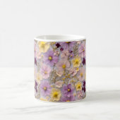 ピンクかわいらしお洒落と黄色の山花 コーヒーマグカップ (中央)
