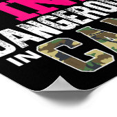 ピンクかわいらしで危険な迷彩柄狩り女の子 ポスター (角)