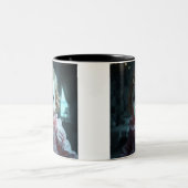 ピンクかわいらしで金髪の人形(1恋しく思月) ツートーンマグカップ (中央)