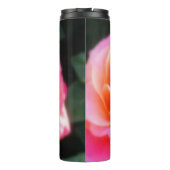 ピンクかわいらしとオレンジのバラのマクロフォト タンブラー (裏面)