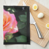 ピンクかわいらしとオレンジのバラマクロ写真  キッチンタオル (四つ折り)