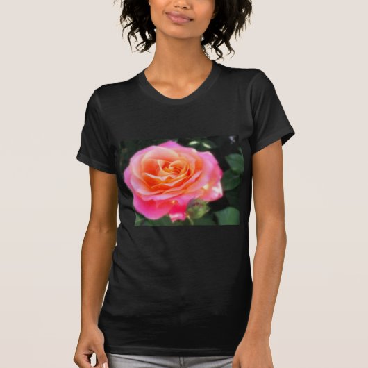 ピンクかわいらしとオレンジのバラ Tシャツ (正面)