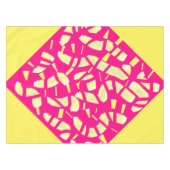 ピンクかわいらしとクリー淡い色のムイエローデザインパターン（の模様が）ある テーブルクロス (正面(横))