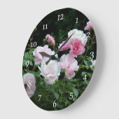 ピンクかわいらしと白いバラの茂みフローラ ラージ壁時計 (傾斜)