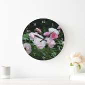 ピンクかわいらしと白いバラの茂みフローラ ラージ壁時計 (ホーム)