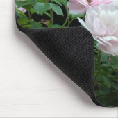 ピンクかわいらしと白のバラの花茂み。フローラ マウスパッド (コーナー)