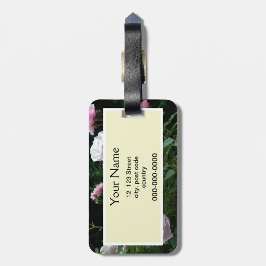 ピンクかわいらしと白のバラの花茂み。フローラ ラゲッジタグ (裏面縦)